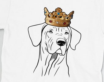 Puede incluir: Camiseta blanca con un dibujo de línea negra de un perro que lleva una corona dorada con joyas de colores.