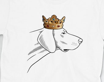以下が含まれることがあります： 金の冠をかぶった犬の白黒イラストが描かれた白いTシャツ