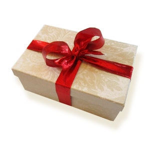 Paquete de regalo con patrón floral y lazo rojo, caja elegante con tapa y cinta, caja de regalo, a menudo cartón beige