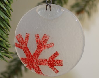 White Murano glass round pendant with red snowflake - Christmas decoration in melted glass for tree, garland or window