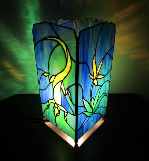 Lampada da tavolo Salamandra in vetro stagnato blu e verde, Lampada Tiffany  a tema naturale, Luce colorata e rilassante, Mosaico saldato -  Italia