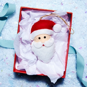 Adorno navideño de fieltro hecho a mano
