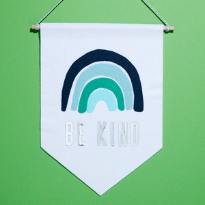 BE KIND - Handgemachte Filz Regenbogen Girlande in Blau & Silber