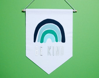 BE KIND: pancarta de arcoíris de fieltro hecha a mano en tonos azules y plateados