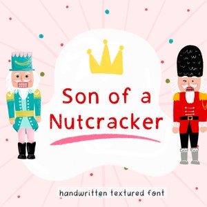 Może przedstawiać: Dwie figurki  łamacza orzechów z koroną i tekstem "Son of a Nutcracker" w czerwonym, odręcznym  foncie na różowym tle z białymi kropkami.