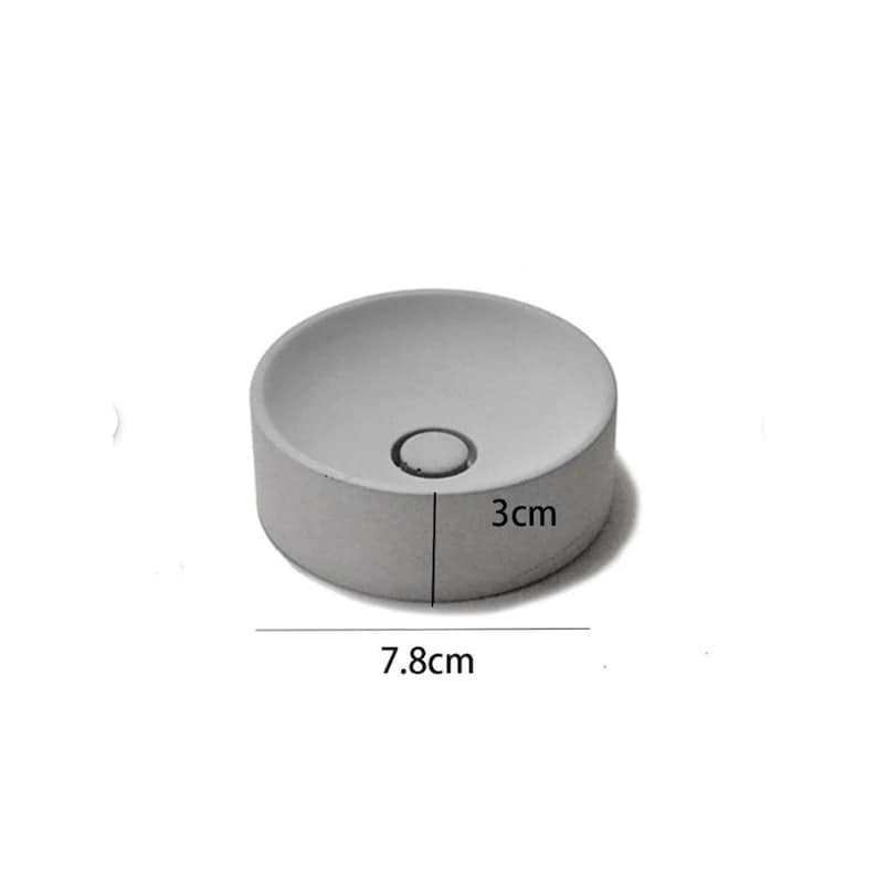 以下が含まれることがあります： 直径7.8cm、高さ3cmの丸いコンクリート製のプランター。プランターは滑らかでグレーの仕上げです。