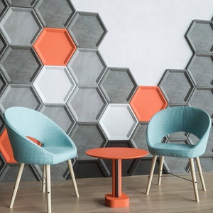 Puede incluir: Dos sillas azul turquesa con patas de madera y una mesa redonda naranja con base plateada. Las sillas y la mesa están frente a una pared con un patrón de panal en gris, blanco y naranja.