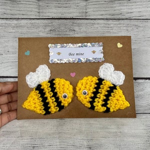 Bee Mine gehäkelte Valentinskarte, handgemachte Grußkarte für einen geliebten Menschen zu jedem Anlass. Hummel/Honigbiene Karte. Anpassung ist möglich.