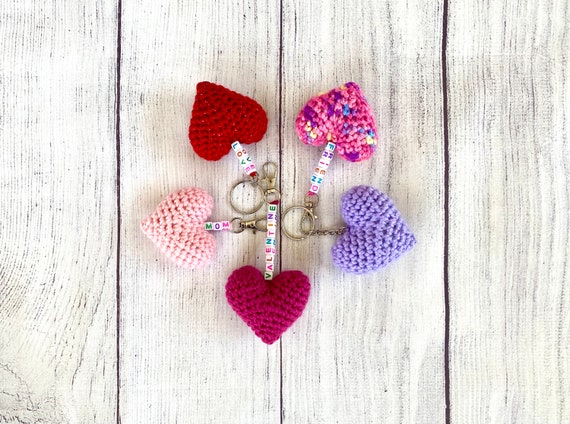 かぎ針編みのハート型キーホルダー、アクリル糸の編みぐるみチャーム