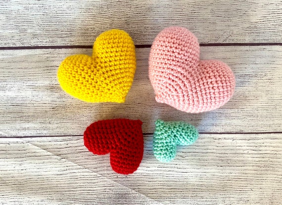 かぎ針編みのハート型キーホルダー、アクリル糸の編みぐるみチャーム