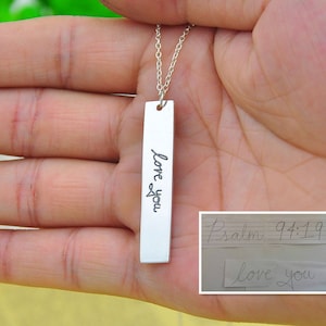 Colar de barra com etiqueta gravada à mão, colar de barra vertical personalizado de prata esterlina com assinatura, joias com memória de palavras