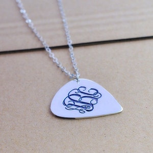 Collar de púa de guitarra personalizado en plata de ley, nombre de monograma personalizado, joyería grabada con iniciales, regalo de Navidad para novio, regalo del Día del Padre
