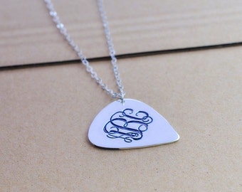 Argent sterling Guitar Pick collier, monogramme Cutom nom personnalisé, Iniital gravé bijoux, cadeau de Noël de petit ami, cadeau de fête des pères