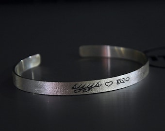 Signature personnalisée de bracelet de manchette d'argent de sablage, gravez le bracelet d'écriture de date de nom, bracelet personnalisé de Bling, cadeau de bijoux de mémoire