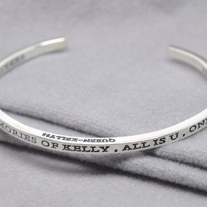 Puede incluir: Pulsera de plata con la inscripción "Memories of Kelly, All is U, Only U".