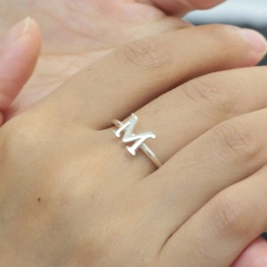 Anillo de plata de ley con una sola letra, banda fina, anillo personalizado con una inicial, anillo sencillo personalizado, joyería para dama de honor, regalo de Navidad