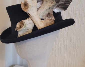 Black top hat size large 59 cm, bones and wings