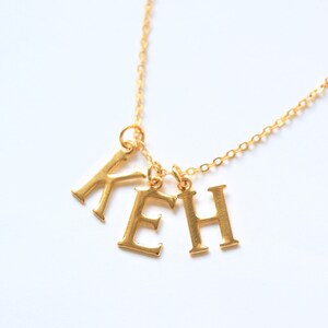 Collar con inicial, collar con monograma, collar con inicial de oro, collar personalizado, collar con letras, gargantilla con inicial, iniciales múltiples