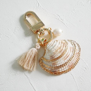 Sea shell tassel keychain, Gold Shell keychain, natural seashell, ocean gift, ocean accessory, beach wedding, beach gift, shell accessory