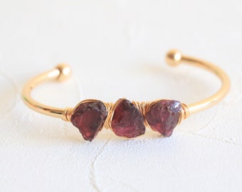 Raw garnet bracelet, Raw crystal bracelet, bridesmaid gift, quartz bracelet, gold garnet bracelet, gold cuff bracelet, January birthstone