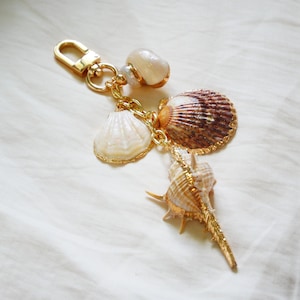 Sea shell keychain, Gold Shell keychain, natural seashell, ocean gift, bag charm, beach wedding, beach gift, shell bag accessory