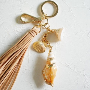 Sea shell tassel gold keychain, Gold Shell keychain, natural seashell, ocean gift, ocean accessory, beach wedding gift, shell bag accessory