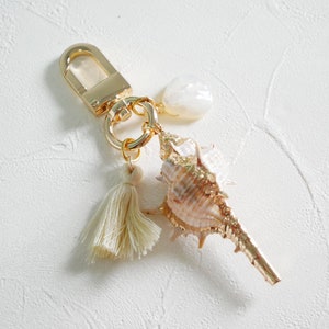 Sea shell tassel keychain, Gold Shell keychain, natural seashell, ocean gift, ocean accessory, beach wedding, beach gift, shell accessory