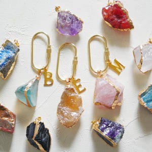Raw stone Initial keychain, Monogram keychain, Initial gold keychain, raw crystal keychain, bridesmaid gift personalization, gift for her