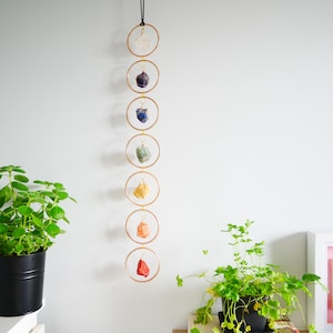 Colgante de cristal de 7 chakras, regalo de inauguración de la casa, decoración del hogar con atrapasol bohemio, piedras naturales en bruto, colgante de ventana de cristal curativo, curación con piedras preciosas