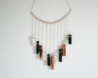 Wandbehang aus rohem Onyx und Bergkristall: Boho Suncatcher