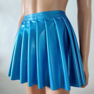 Jupe courte plissée en latex