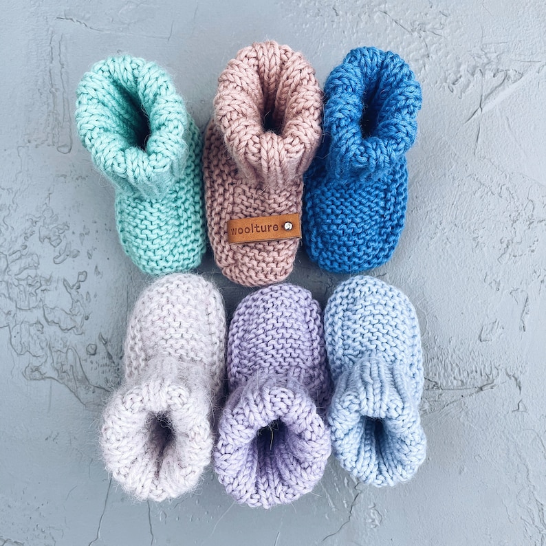 MODELLO DI LAVORO A MAGLIA - Scarpine per neonati x Modello di scarpina facile x Modelli di lavoro a maglia per neonati x Inglese X Tedesco X Deutsch Strickanleitung immagine 4