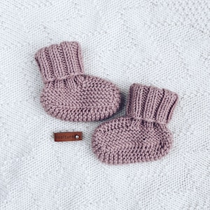 MODELLO DI LAVORO A MAGLIA - Scarpine per neonati x Modello di scarpina facile x Modelli di lavoro a maglia per neonati x Inglese X Tedesco X Deutsch Strickanleitung immagine 3