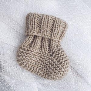 MODELLO DI LAVORO A MAGLIA - Scarpine per neonati x Modello di scarpina facile x Modelli di lavoro a maglia per neonati x Inglese X Tedesco X Deutsch Strickanleitung immagine 8