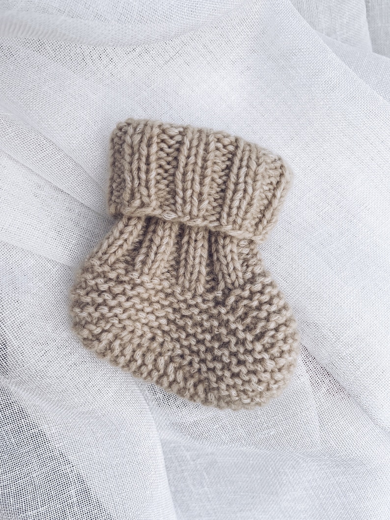 MODELLO DI LAVORO A MAGLIA - Scarpine per neonati x Modello di scarpina facile x Modelli di lavoro a maglia per neonati x Inglese X Tedesco X Deutsch Strickanleitung immagine 8