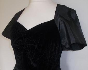 Vintageklänning 80-tal Svart aftonklänning sammetsliv satinkjol med metalliskt guldfärgade blombroderier storlek medium