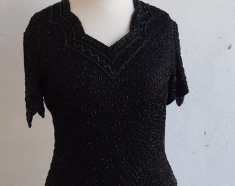 Vintage 80-tals sidentopp med kraftiga pärlor i svart från Cote d'azure, kvällstopp med hjärtformad halsringning, kortärmad, vågig fåll, storlek medium