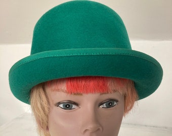 Vintage hat 60s 70s green felt wool with faux leather detail top hat