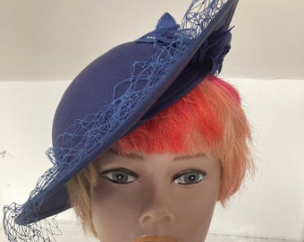 Vintage 1980er marineblauer Untertassen-Stil Hut mit Schleife Blumendekoration und Vogelkäfig Schleier