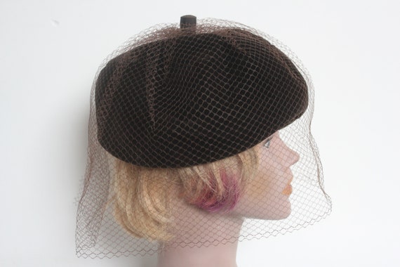 Vintage hat 40s 50s brown velvet pill box hat wit… - image 1