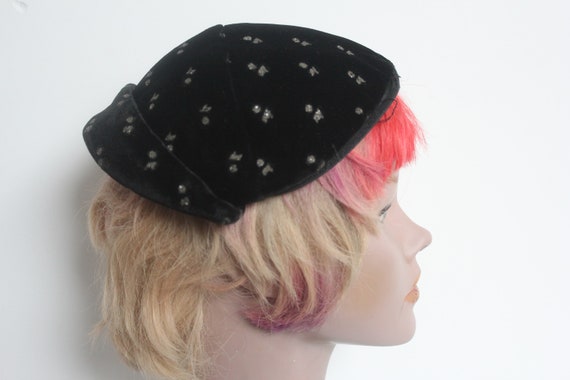 Vintage hat 40s 50s fascinator black velvet hat - image 2