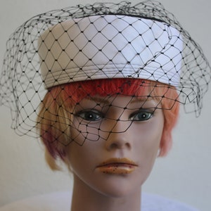 Vintage 1980&#39;s Black and White Birdcage Veil Pillbox Hat by Della Made in England