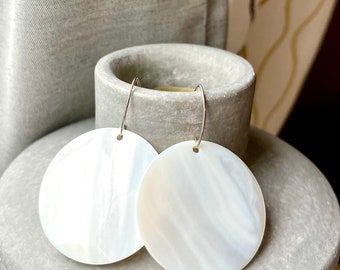 Boucles d'oreilles en nacre blanche. Bijoux tendance, transparents, bohème, boucles d'oreilles de plage, boucles d'oreilles d'île, chic