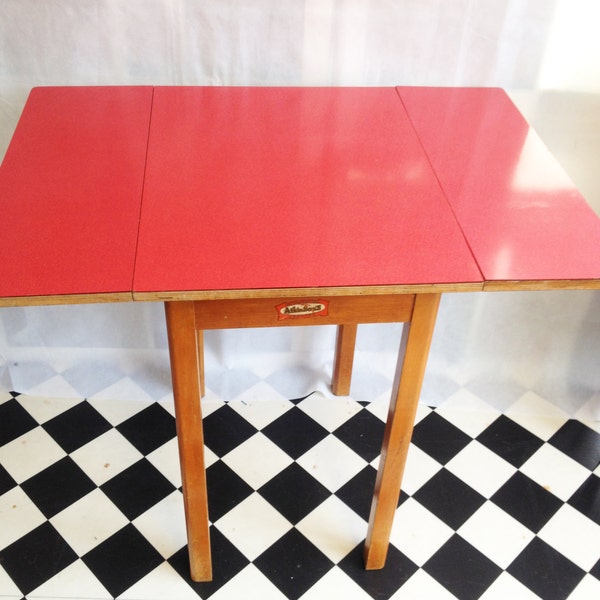 Formica rouge vif Vintage atomique Mid Century 1950 surmonté feuille drop table. Sièges 2-4. Condition VG.
