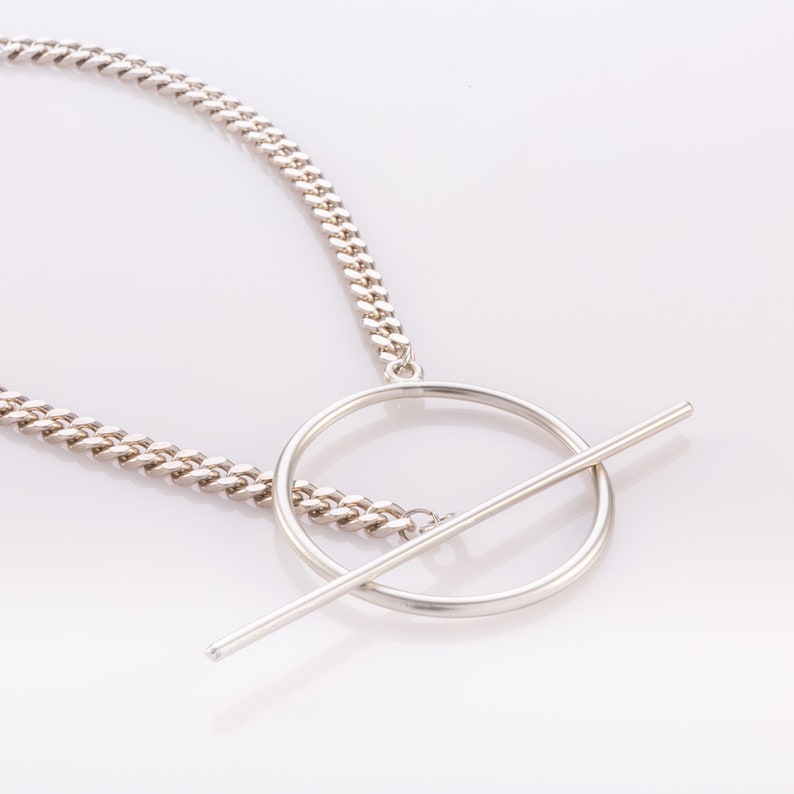 Chocker Necklace with Circle in Silver or Gold Plating