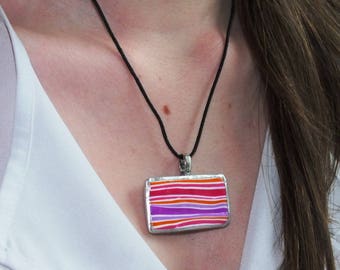 Collier tout simple aux lignes colorées fini à la feuille d'argent