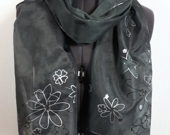 Handbemalter Seidenblumenschal: Schwarz-Silber-Blumen-Schal