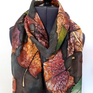 Herbstlaub-Schal ~ Ahornblätter-Schal, Ahornblatt-Schal, schwarzer Seidenschal, Herbst-Accessoires, Herbstfarben-Schal, gebrannter orangefarbener Schal
