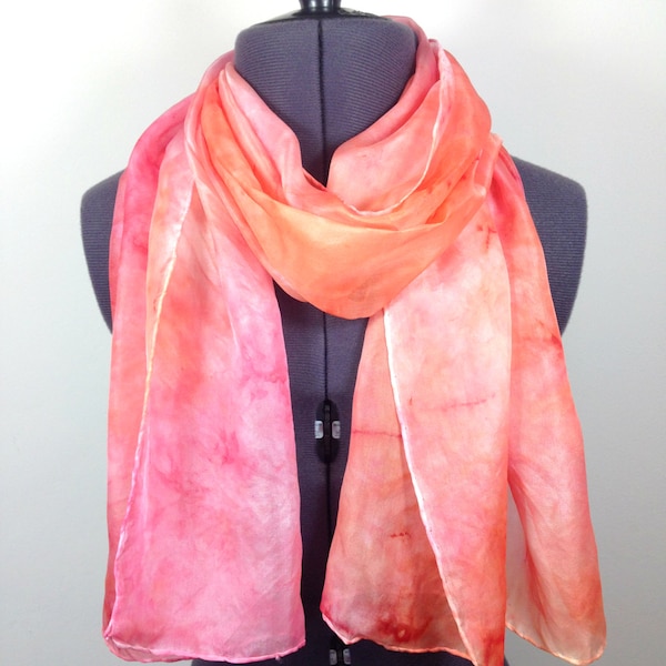 Living Coral Schal ~ Rosa Seidenschal, Pfirsich Accessoire, Damenmode rosa, Frühling Accessoires, Orange Schal, Pastell Schal