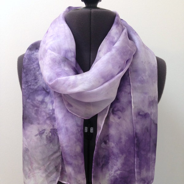 Pañuelo de seda lila ~ Bufanda de seda pintada a mano, accesorios púrpura para mujer, chal de seda violeta, pañuelo de amatista, regalos de lavanda para ella,